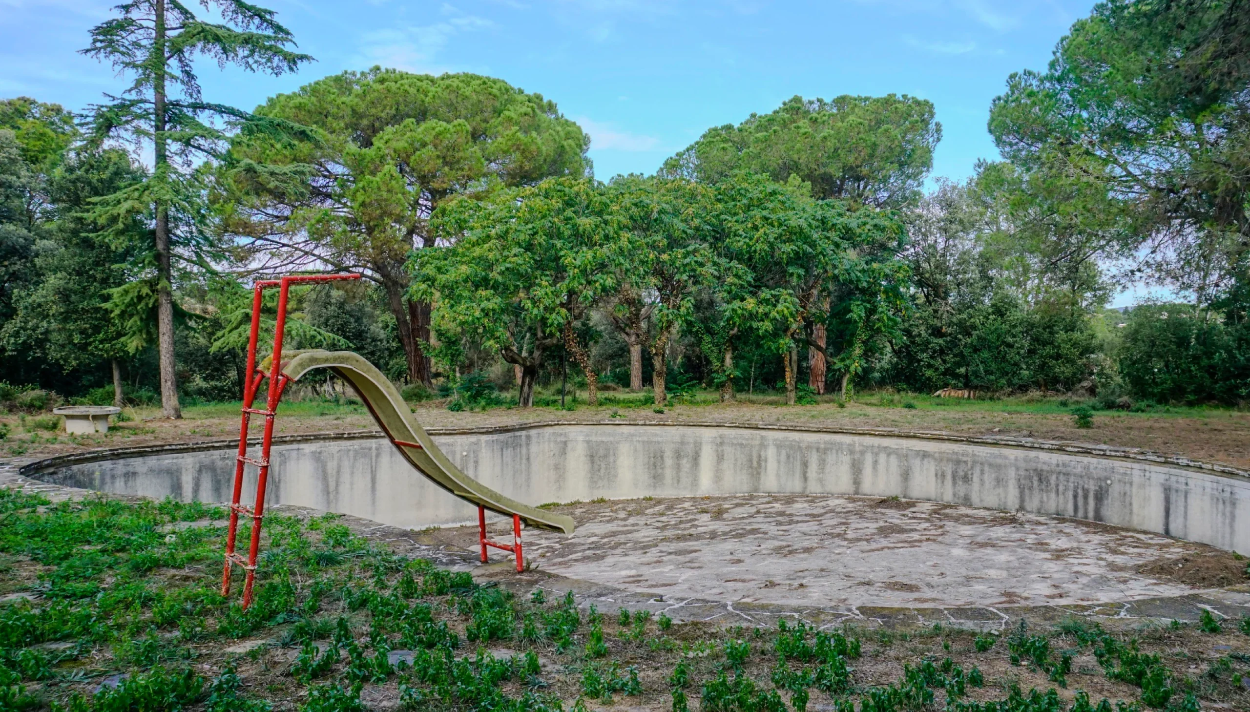 Dmente Localización, piscina exterior vacía